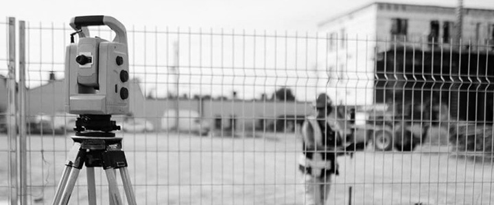 Station totale sur chantier de construction