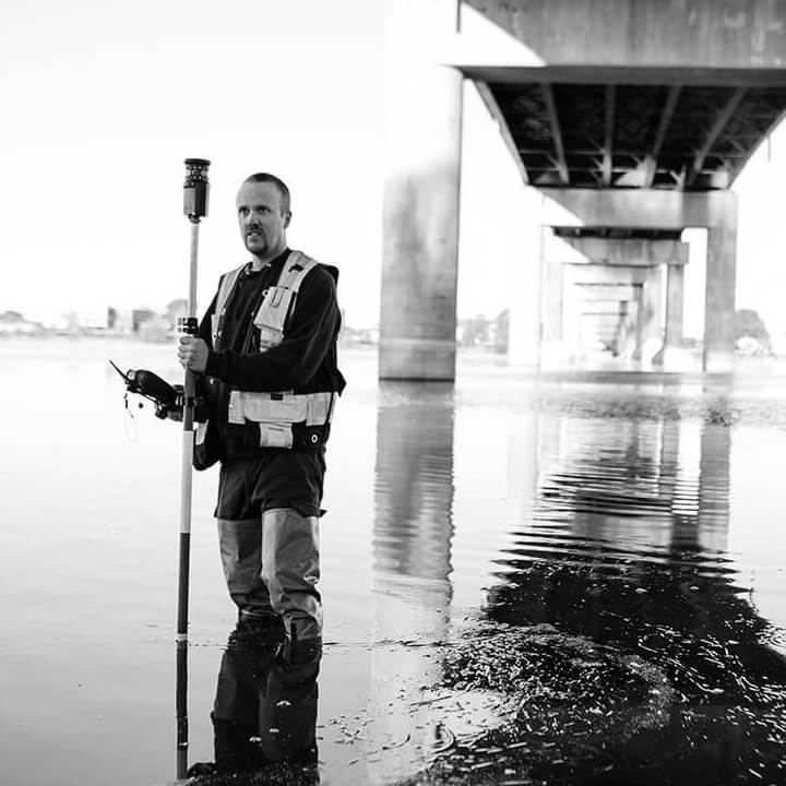 Arpenteur de Denicourt qui prend une mesure sous un pont