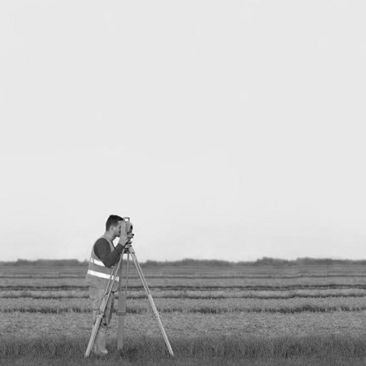 Arpenteur regardant dans une station totale