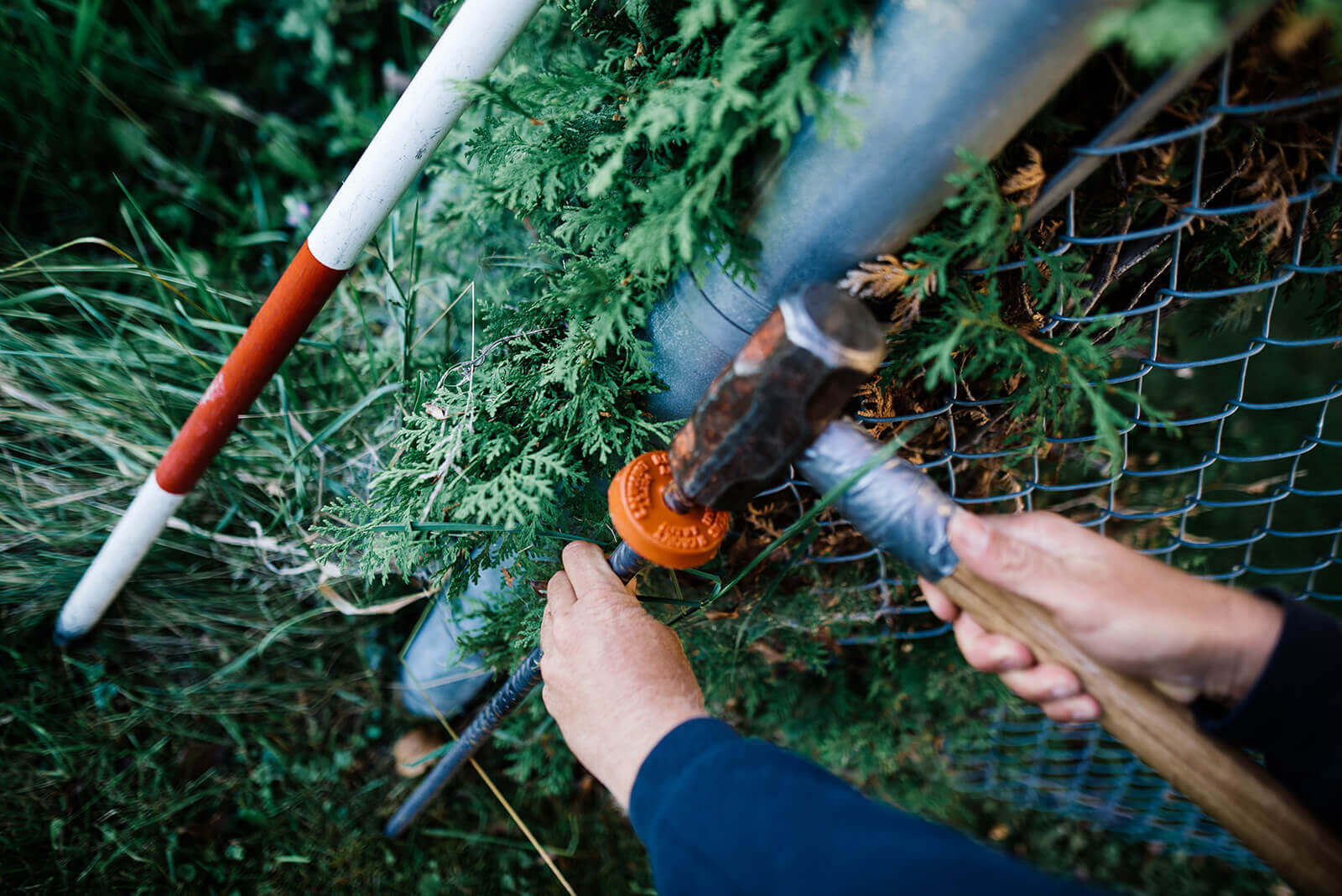 piquetage avec une masse sur un terrain