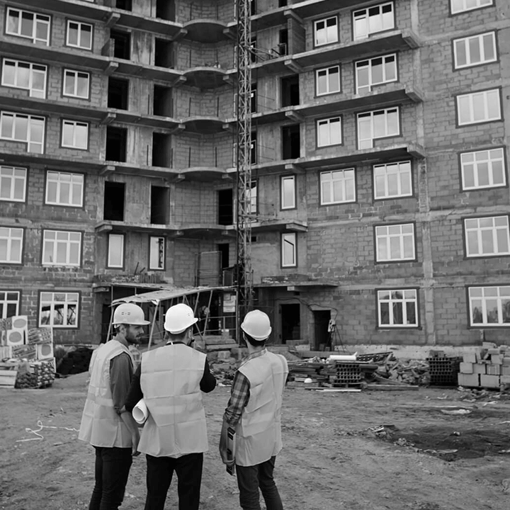 Trois arpenteurs de Denicourt qui analyse les lieux