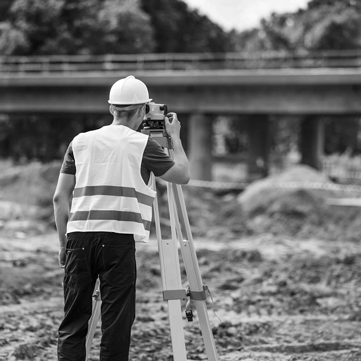 Arpenteur de Denicourt qui utilisant une station totale